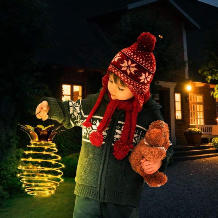 Lampa ogrodowa w kształcie ananasa zasilana energią słoneczną