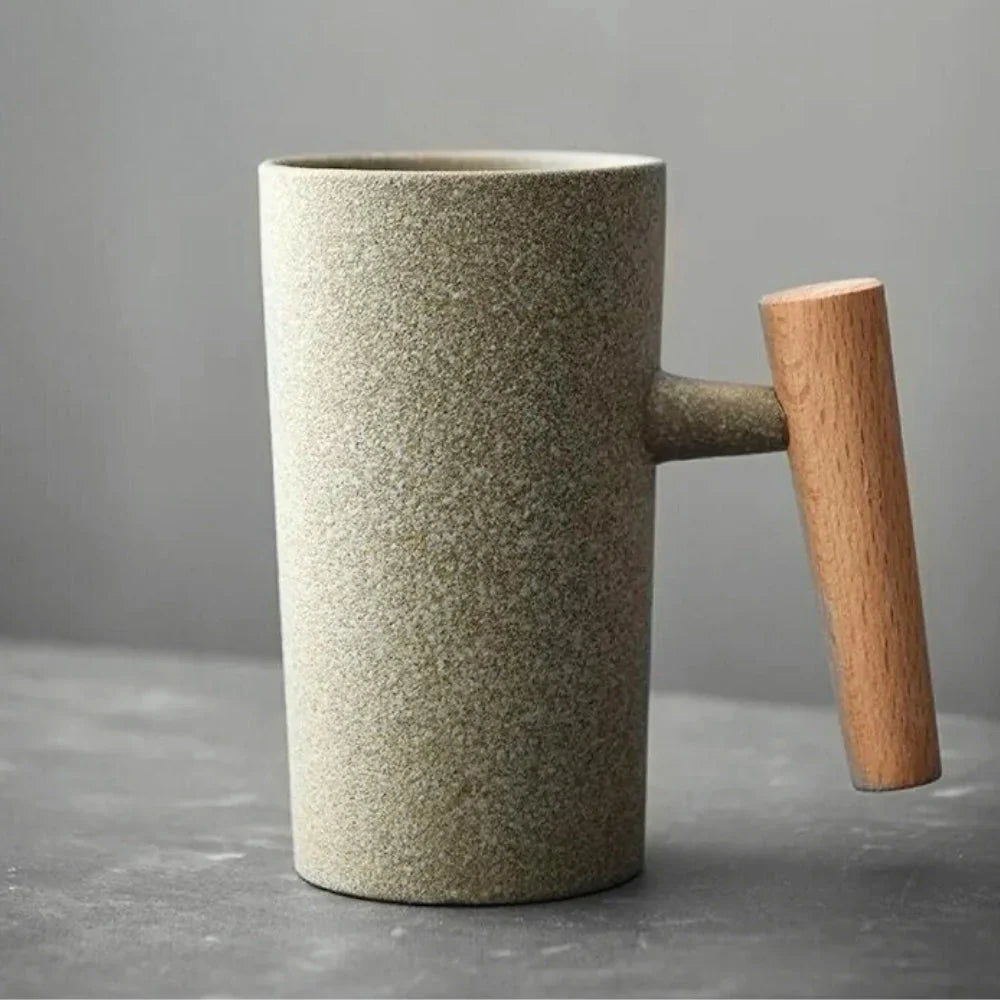 Kubek w stylu nordyckim – minimalistyczny kubek ceramiczny z drewnianym uchwytem