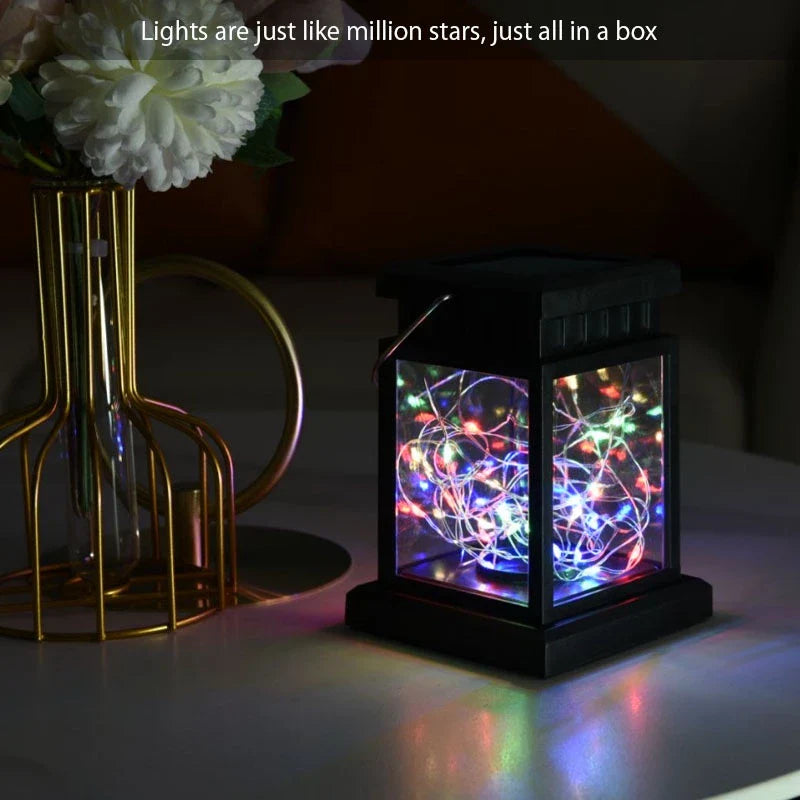 Solarna Latarnia LED Z Lampkami Na Przewodzie – Dekoracyjna Lampa Ogrodowa Do Użytku Zewnętrznego I Na Taras