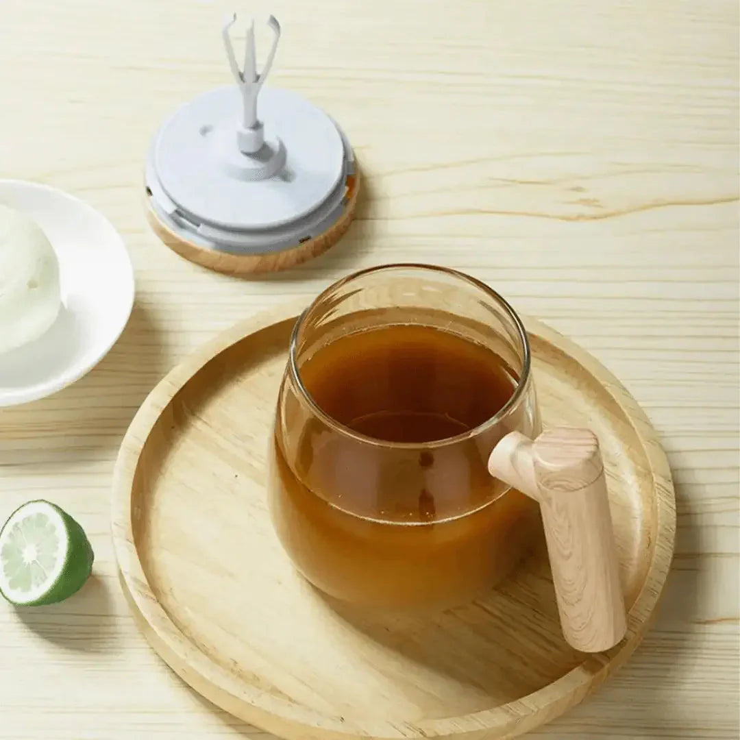 Inteligentny Kubek – Automatyczny Kubek Mieszający z Drewnianym Designem