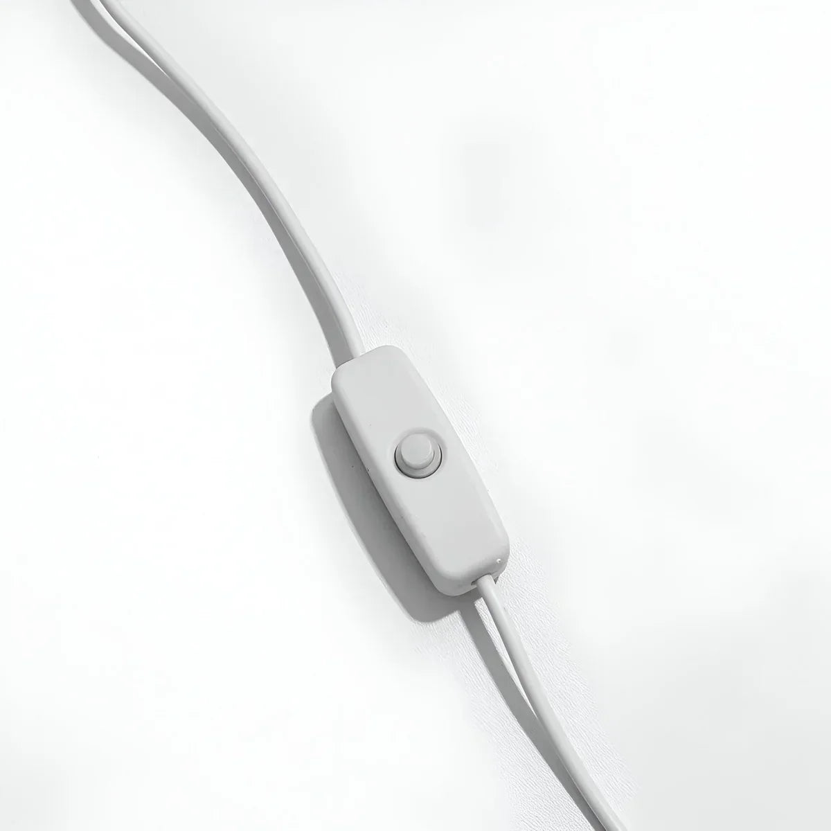 Drewniana lampka stołowa z figurką zwierzęcia