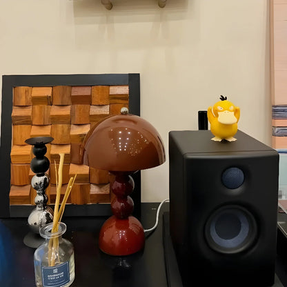 Nowoczesna Lampa Stołowa w Skandynawskim Stylu z Złotymi Akcentami