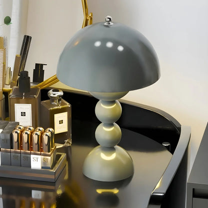 Nowoczesna Lampa Stołowa w Skandynawskim Stylu z Złotymi Akcentami